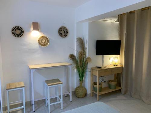 TV a/nebo společenská místnost v ubytování Apartamentos Strand Jávea