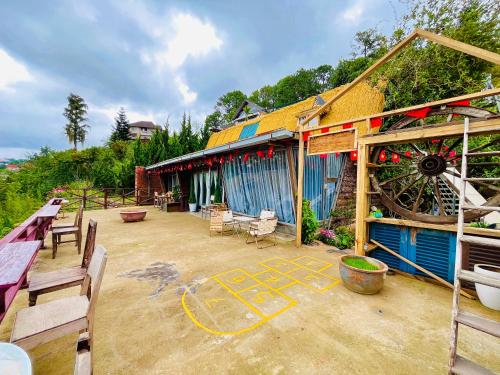 a patio of a house with a wheel on it at Nhà Tĩnh - Tiệm Cà phê Tĩnh 2 in Ấp Ða Lợi