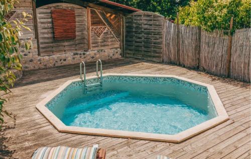 Kolam renang di atau dekat dengan Cozy Home In Saint-Germain