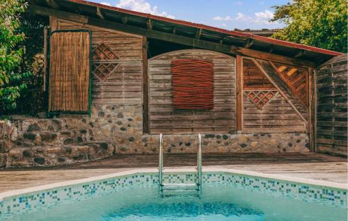 une maison avec piscine devant un immeuble dans l'établissement Cozy Home In Saint-Germain, à Saint-Germain