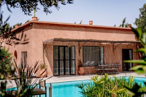 a house with a pool in front of it at Chalet berbère 2 Chambres avec Piscine &Wifi fibre in Essaouira