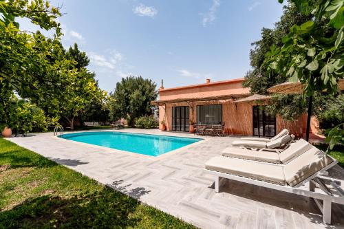 a swimming pool in the yard of a house at Chalet berbère 2 Chambres avec Piscine &Wifi fibre in Essaouira
