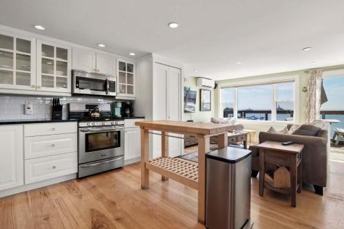 Η κουζίνα ή μικρή κουζίνα στο Oceanfront Getaway with Deck Steps to Provincetown Fun