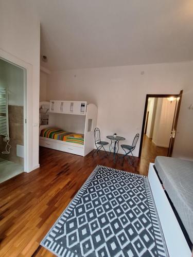 Un dormitorio con una cama y una mesa y sillas. en B10 Boutique Stay, en Imola
