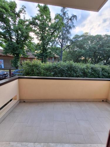 un gran balcón con vistas a los árboles en B10 Boutique Stay, en Imola