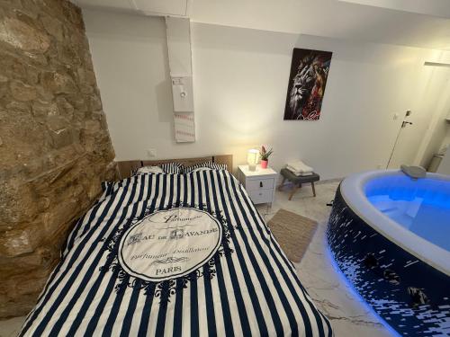 Ένα ή περισσότερα κρεβάτια σε δωμάτιο στο Studio avec Spa Lamballe