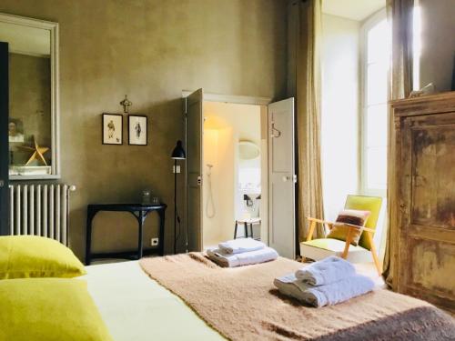 Ένα ή περισσότερα κρεβάτια σε δωμάτιο στο Bed and breakfast Le Château d'Uzer