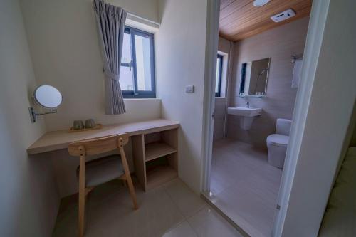 Ένα μπάνιο στο Xinghai Seaview Guesthouse