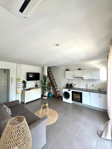 un salon avec un canapé et une cuisine dans l'établissement Bobo chic paradise, à Villeneuve-Loubet
