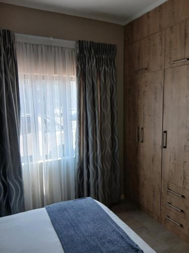 Postel nebo postele na pokoji v ubytování Motswedi Place - Kgale View Unit L1