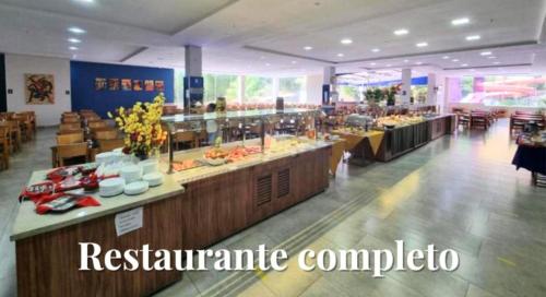 un restaurante con una línea de buffet en una cafetería en Apartamento Golden Dolphin-1022, en Caldas Novas