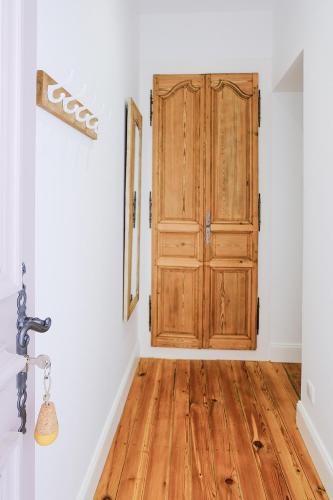 an empty room with a wooden door and wooden floors at Bordeaux Village Blaye in Blaye