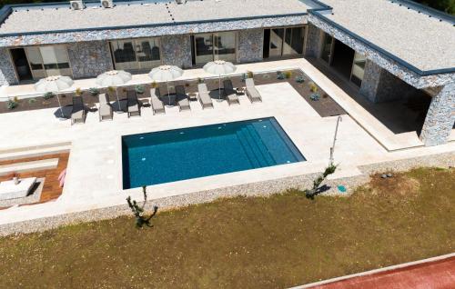 an overhead view of a swimming pool in a house at Beautiful Home In Dicmo in Dicmo