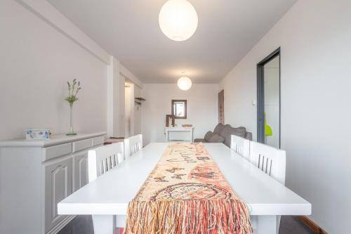 a white dining room with a white table and chairs at Super céntrico y con espectacular VISTA AL LAGO in San Carlos de Bariloche