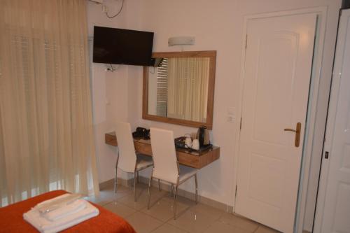 Μια τηλεόραση ή/και κέντρο ψυχαγωγίας στο Hotel Lefka Ori - City Rooms