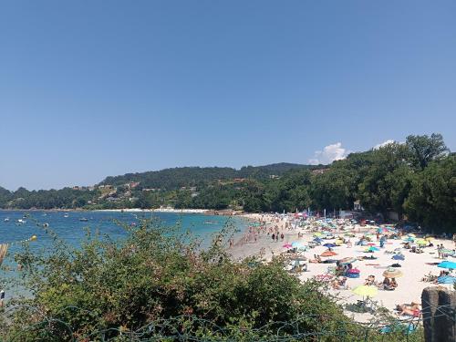 a beach with a lot of people on it at Rincón del Mar Terrazas y vistas a la Ría de Vigo in Moaña