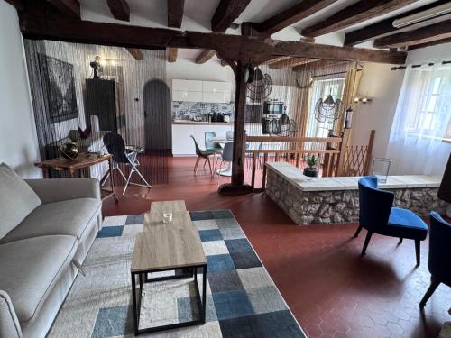 un salon avec un canapé et une table dans l'établissement Le Mousseau Proche de Chambord, à Mer