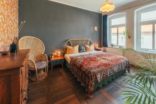 1 Schlafzimmer mit einem Bett und 2 Korbstühlen in der Unterkunft Ferienwohnung Feel Good Apartment - zentrale 65qm Design Fewo im Zittauer Gebirge - bahnhofsnah in ruhiger Lage in Zittau