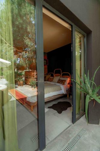 a room with a bed inside of a window at Privat Atelier in Setúbal