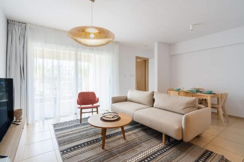 TV a/nebo společenská místnost v ubytování 2BR Apartment with Amazing View and Pool in Kiti
