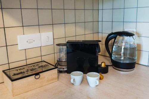 2BR Apartment with Amazing View and Pool in Kitiにあるコーヒーまたはお茶