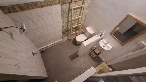 - une salle de bains avec toilettes et lavabo dans l'établissement Villa Subak 3 bed room, à Ubud