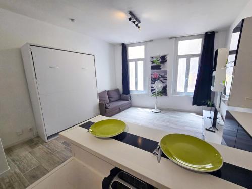 a kitchen with green bowls on a counter in a room at Home Sweet Studio Sisteron in Sisteron