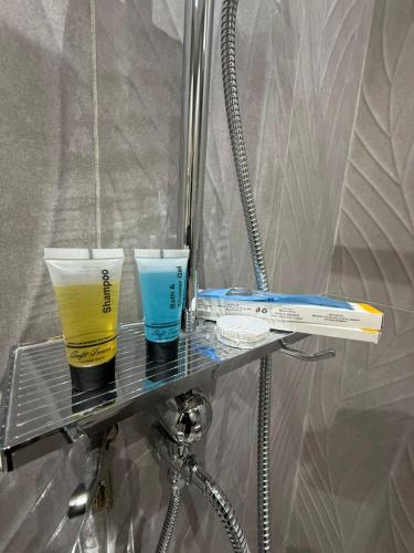 a shelf with two glasses and a box on it at فوج فيو للفلل والشقق الفندقية in Al Namas