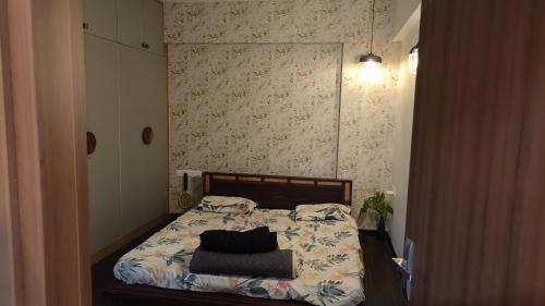 バンガロールにあるCozy stay at SBR Keerthi primeのベッドルーム1室(枕付)