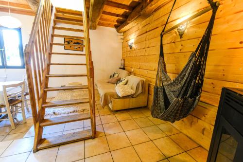 a room with a hammock in a log cabin at La montana in Seix
