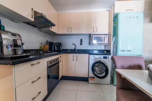 Una cocina o cocineta en Skyline Retreat