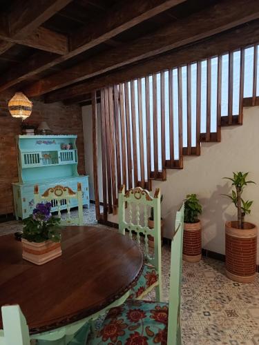 a dining room with a wooden table and chairs at Usaquen Casa vintage La flor del callejon in Usaquén