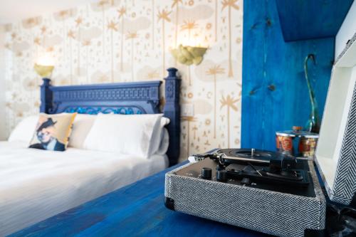 a room with a bed and a suitcase on the floor at Motel Chelsea in Chelsea