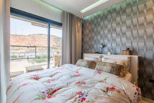 Una cama o camas en una habitación de Skyline Retreat