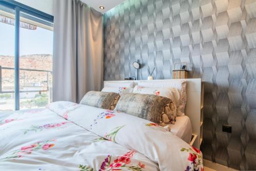 Una cama o camas en una habitación de Skyline Retreat