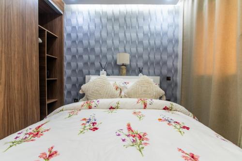 Una cama o camas en una habitación de Skyline Retreat