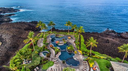 uma vista aérea de um resort junto ao oceano em Castle Hali'i Kai at Waikoloa em Waikoloa