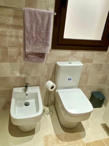 Bilik mandi di Superbe Appartement Colina Smir, vue Piscine, bord de mer, plage de Kabila