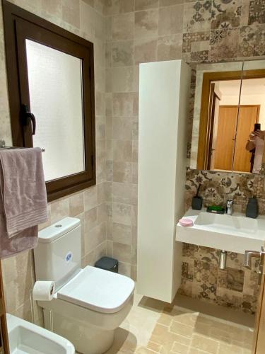 Bilik mandi di Superbe Appartement Colina Smir, vue Piscine, bord de mer, plage de Kabila