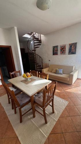 Ruang duduk di Casa Julia Tropea