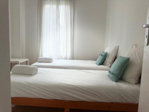 deux lits jumeaux dans une chambre avec fenêtre dans l'établissement Casa Thiaza - Close to Orly - 6 people - 3 bedrooms, à Thiais