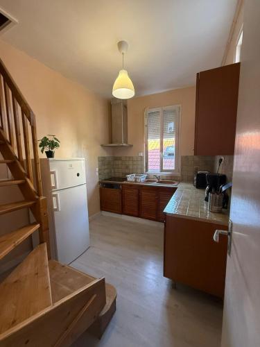 une cuisine avec un réfrigérateur blanc et un évier dans l'établissement Casa Thiaza - Close to Orly - 6 people - 3 bedrooms, à Thiais