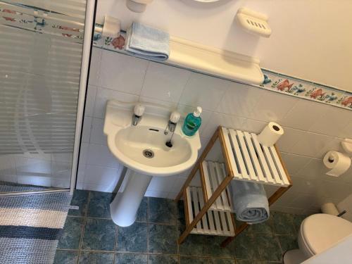 Koupelna v ubytování 2 bed Beachfront Apartment Inchydoney Cork