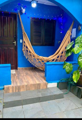 a blue wall with a hammock in a room at BLUE HOUSE CONEXÃO ILHA GRANDE in Abraão