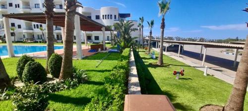Kolam renang di atau dekat dengan Superbe Appartement Colina Smir, vue Piscine, bord de mer, plage de Kabila