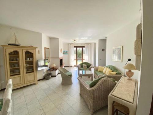 Un lugar para sentarse en Albarella Villa with sea view and pool