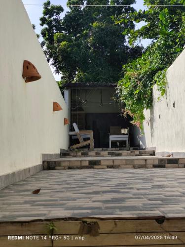 a patio with a bench and a table on a wall at Housing Staci in Santo Domingo