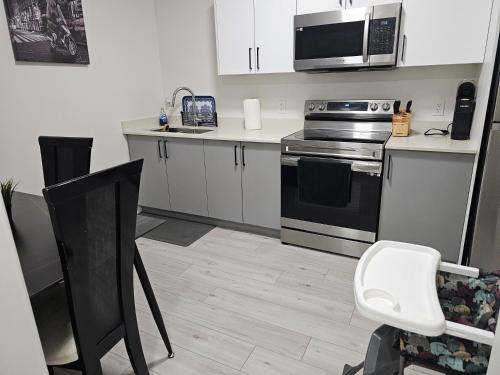 New built house, Stay in Style Guest Suite, 2bedroom, 2bed, 2bathにあるキッチンまたは簡易キッチン