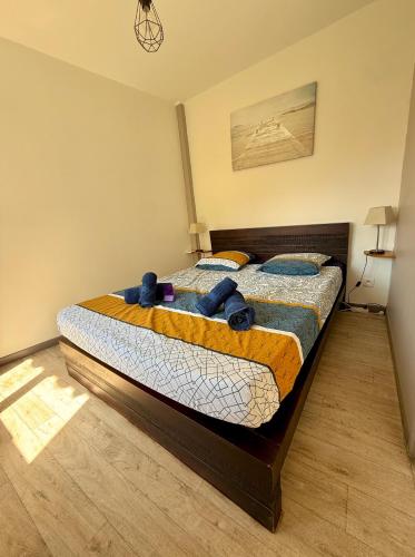 une chambre avec un lit avec deux ours en peluche dessus dans l'établissement Coeur de Moustiers Gorges du Verdon, à Moustiers-Sainte-Marie