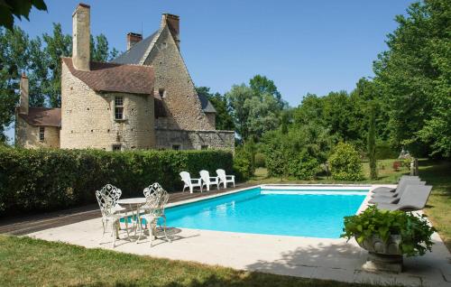 Πισίνα στο ή κοντά στο Awesome Home In Guérigny